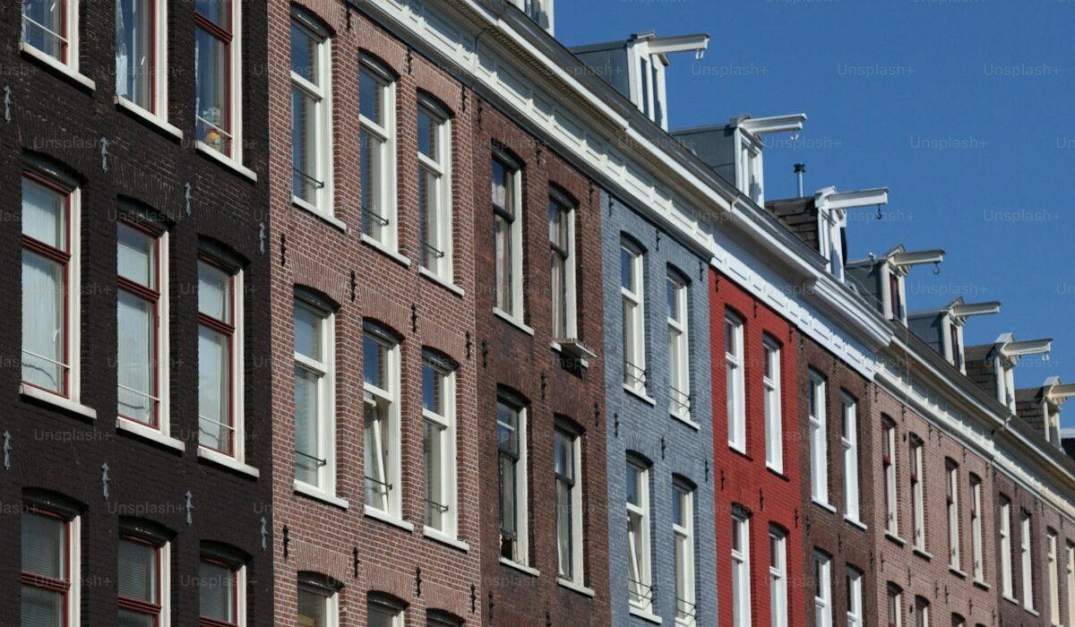 Nederlandse woningen aan een gracht