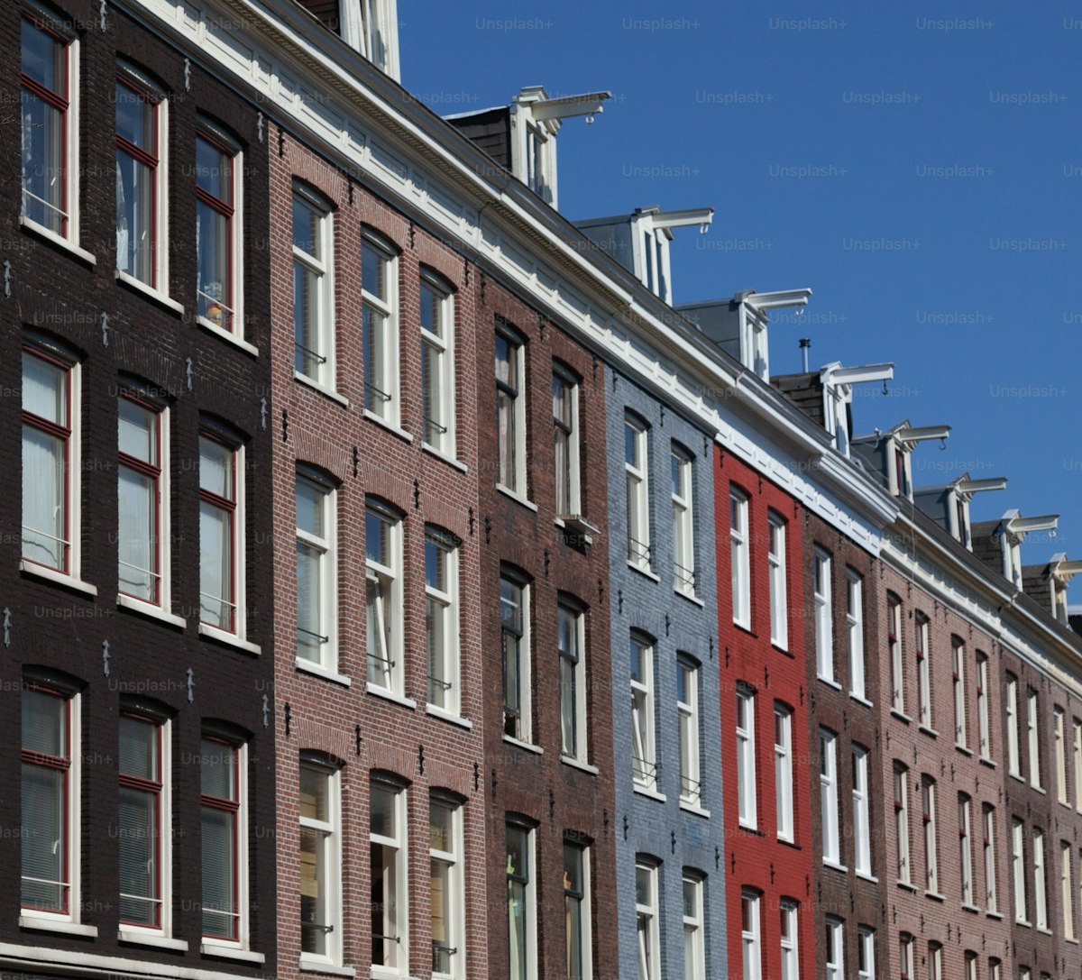 Nederlandse woningen aan een gracht