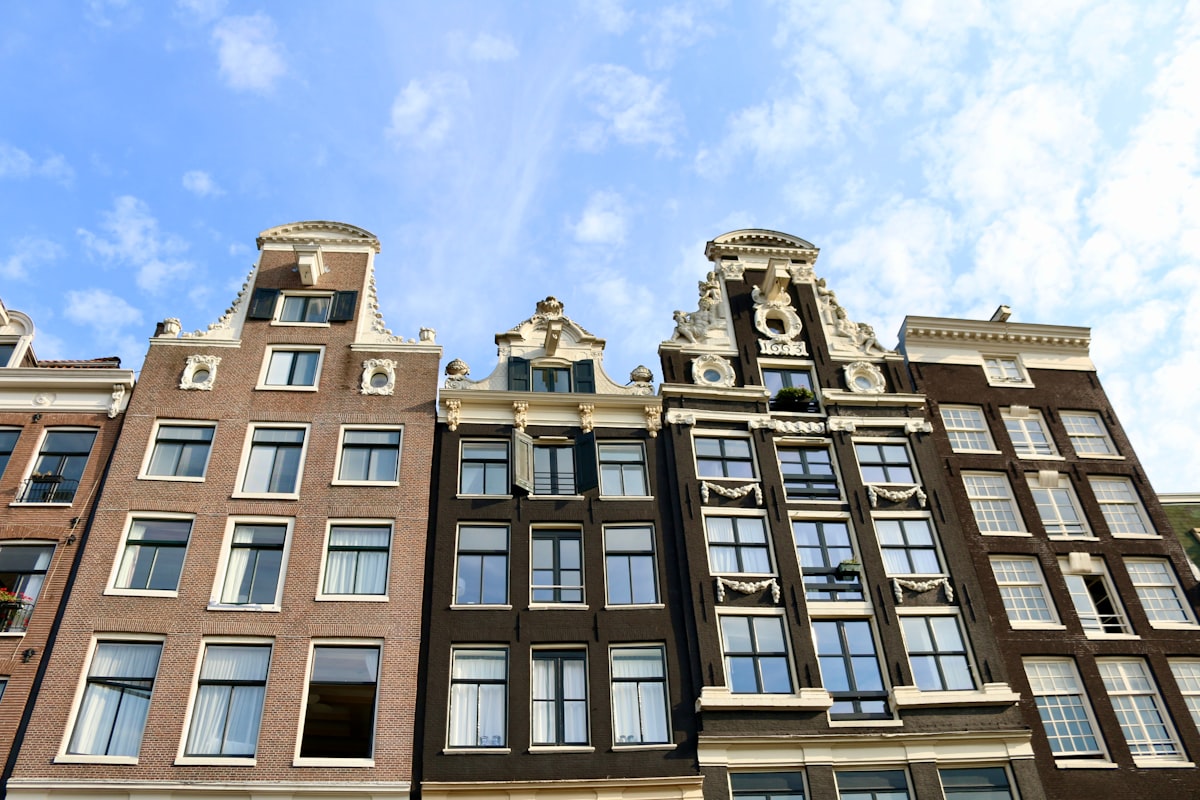 Rij Nederlandse huizen met blauwe lucht
