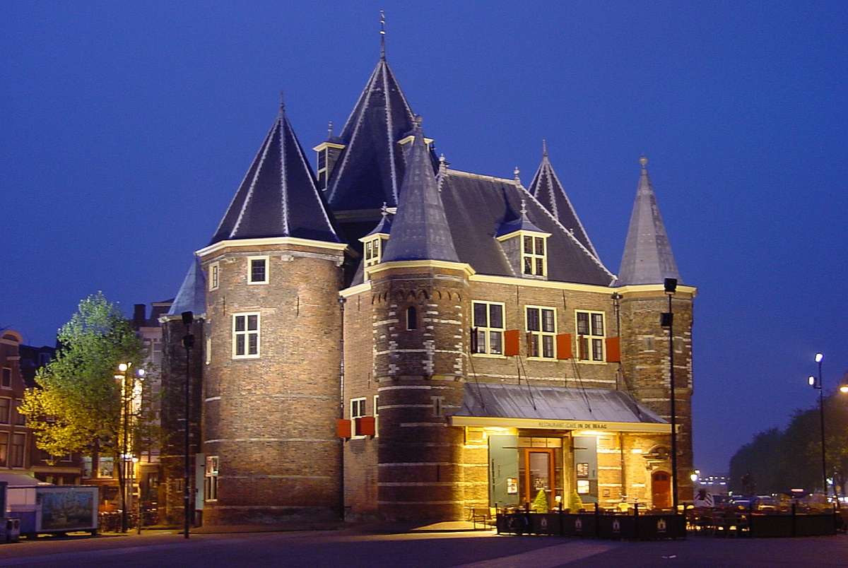 Het historische gebouw De Waag op de Nieuwmarkt in Amsterdam