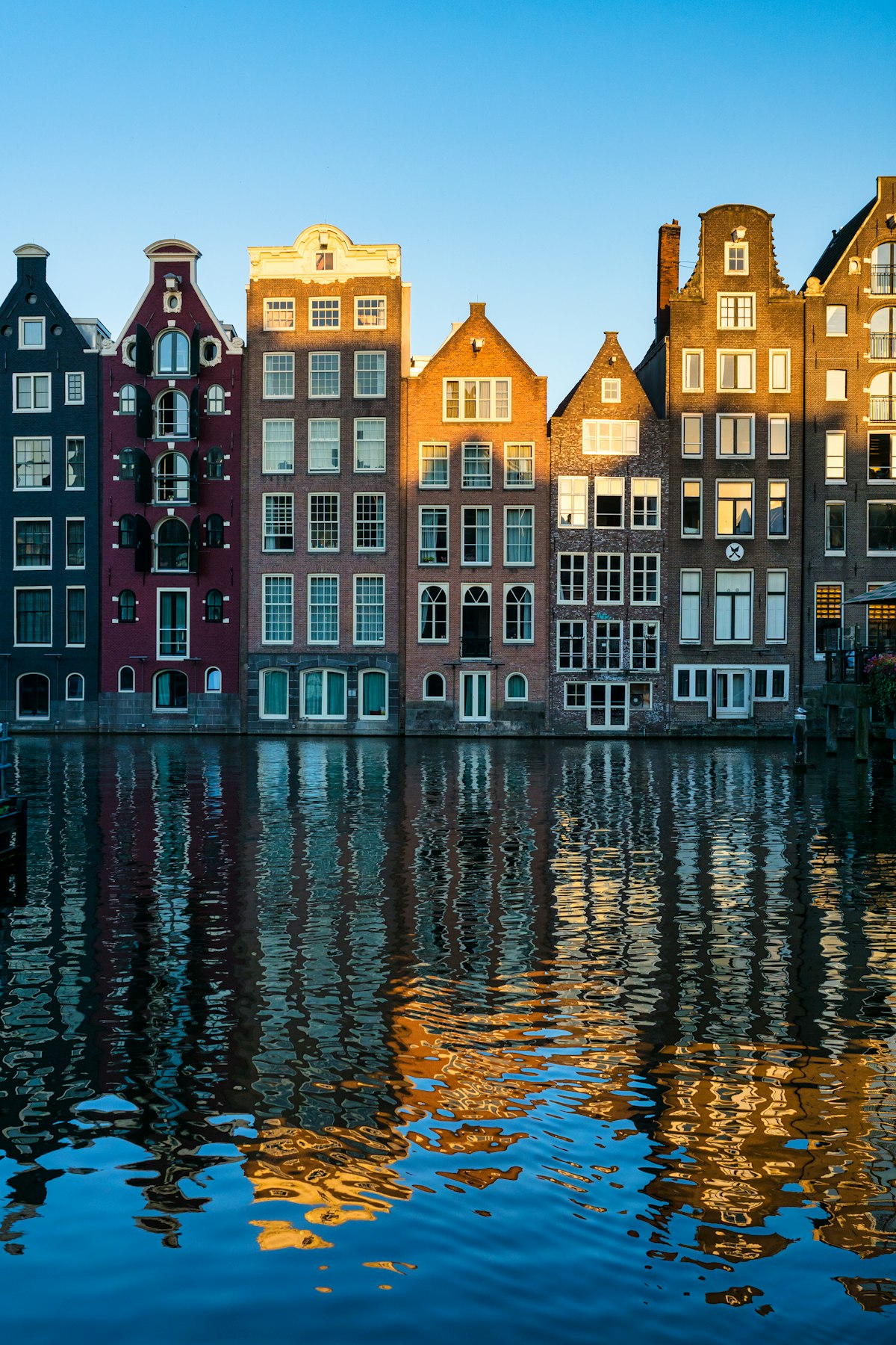 Typische Nederlandse woningen in een rustige straat