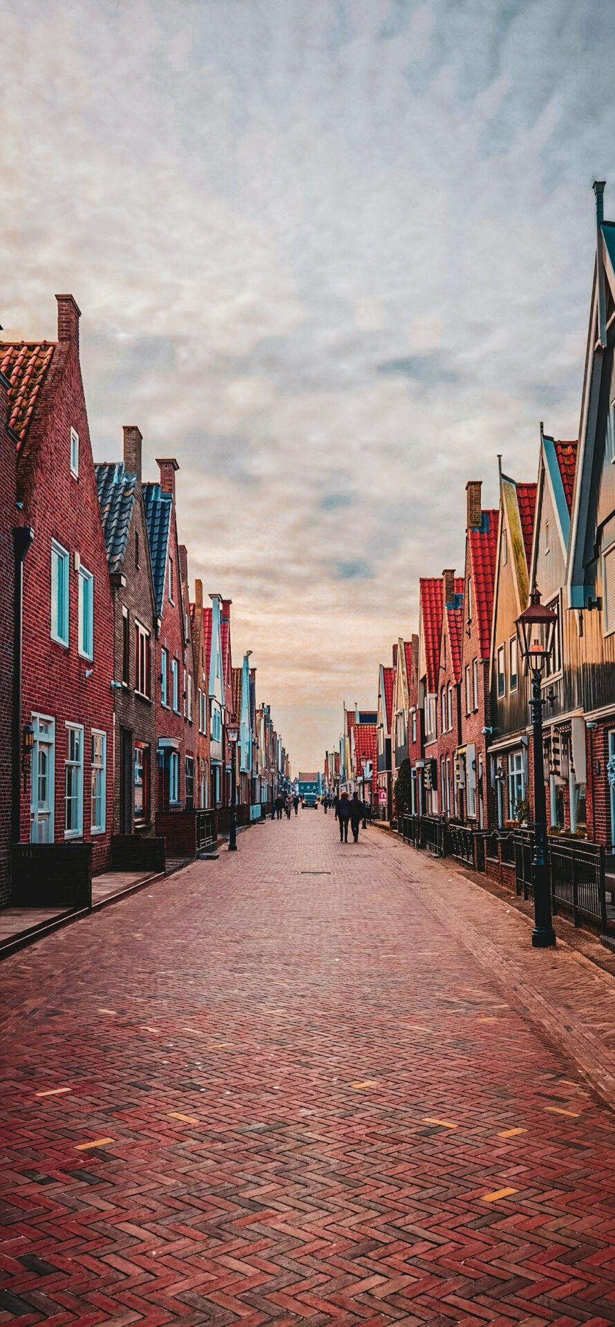Hollandse huizen langs het water bij zonsondergang