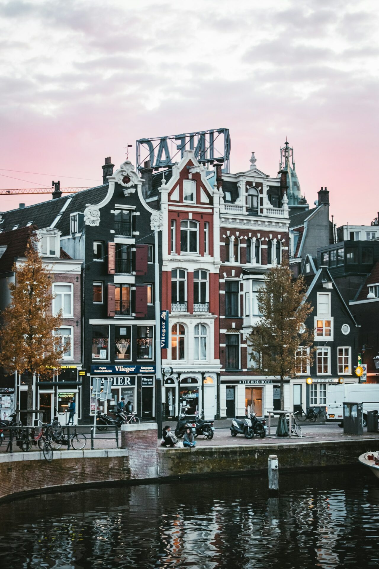 Eengezinswoningen in een Nederlandse buurt