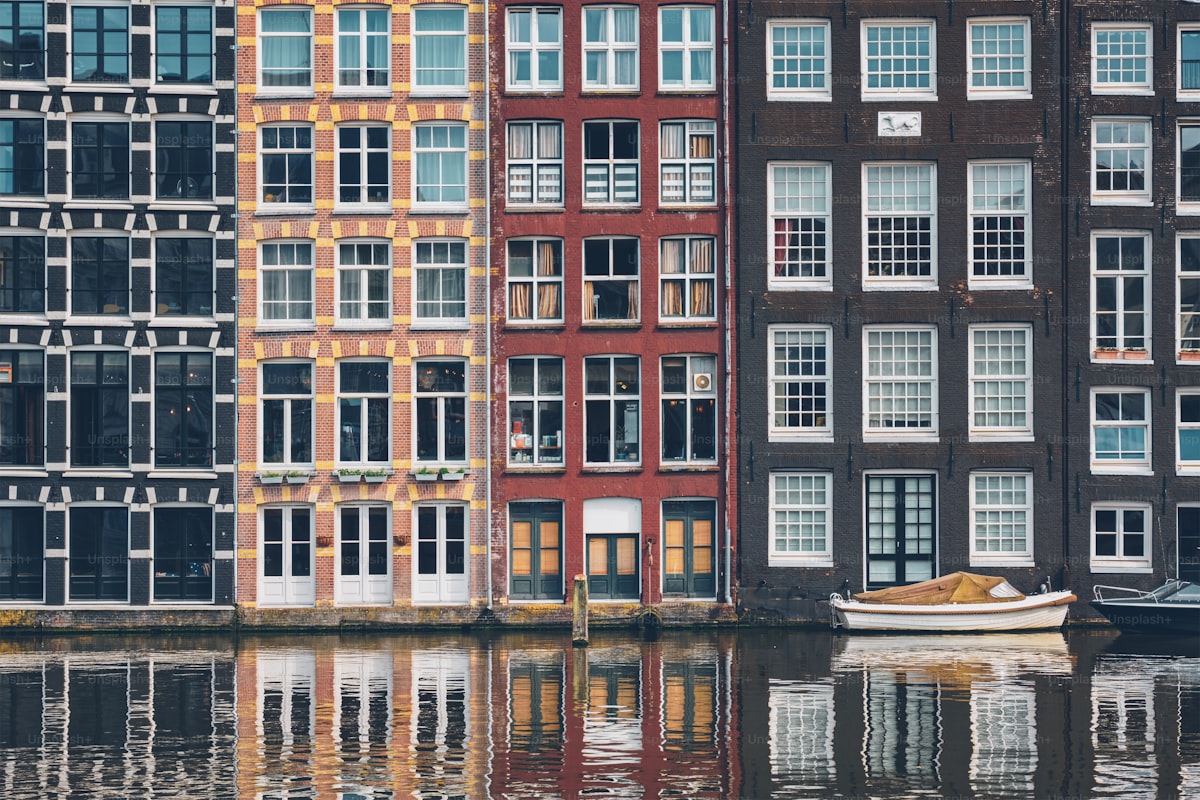Typische Amsterdamse grachtenpanden met reflectie