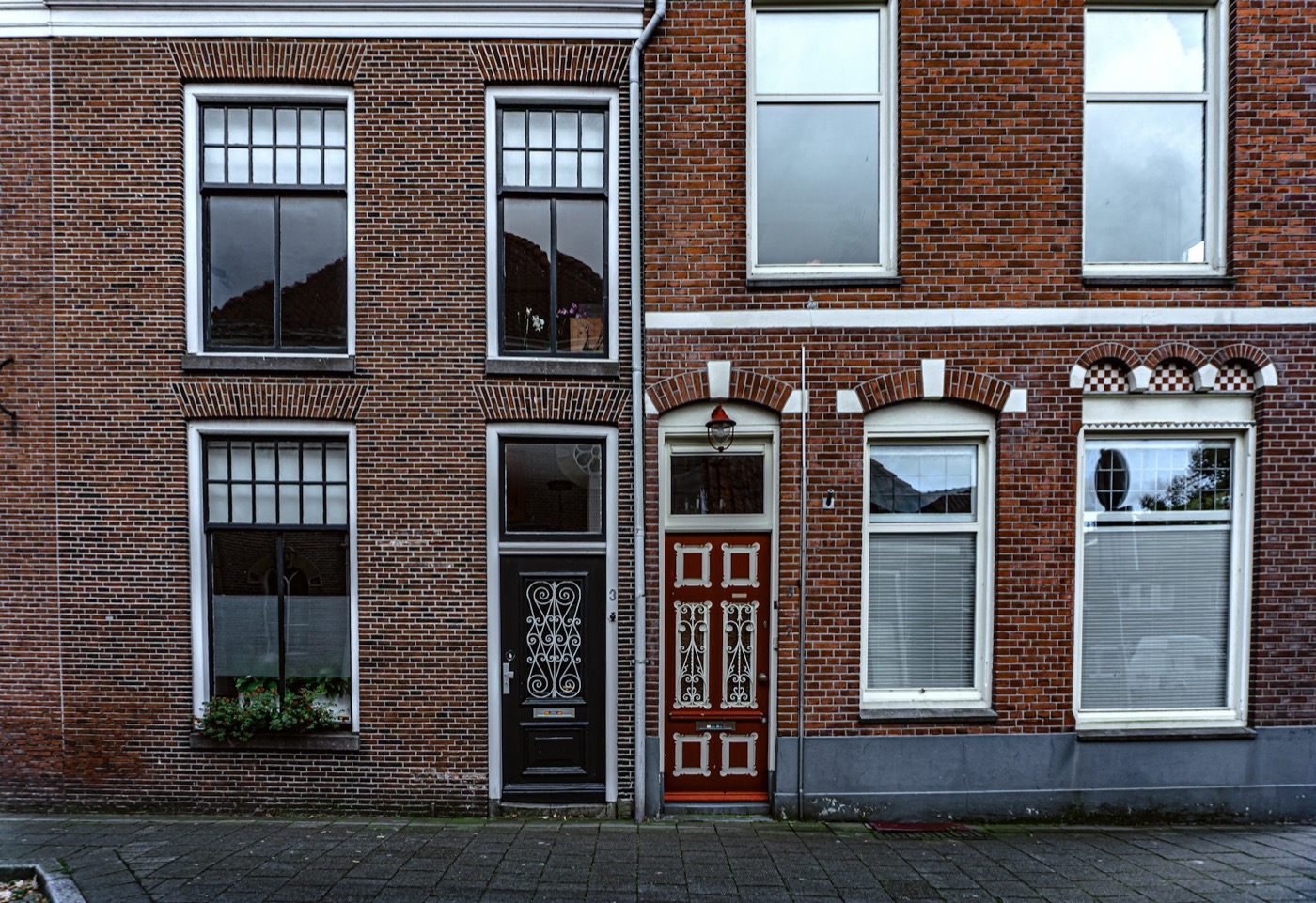 Straatbeeld met Nederlandse koopwoningen