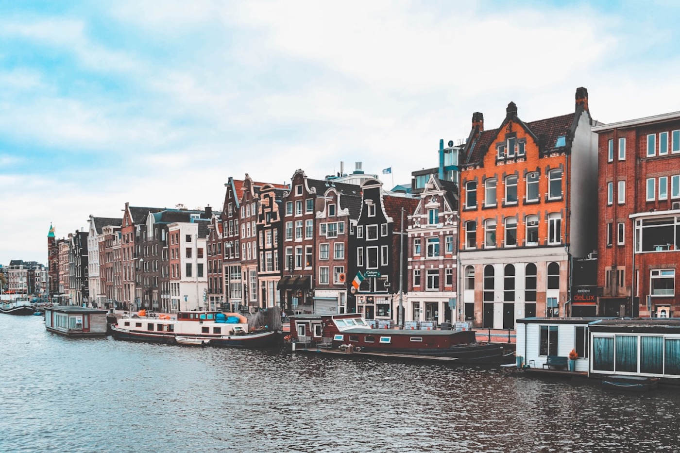 Rijtjeshuizen aan een Nederlandse gracht