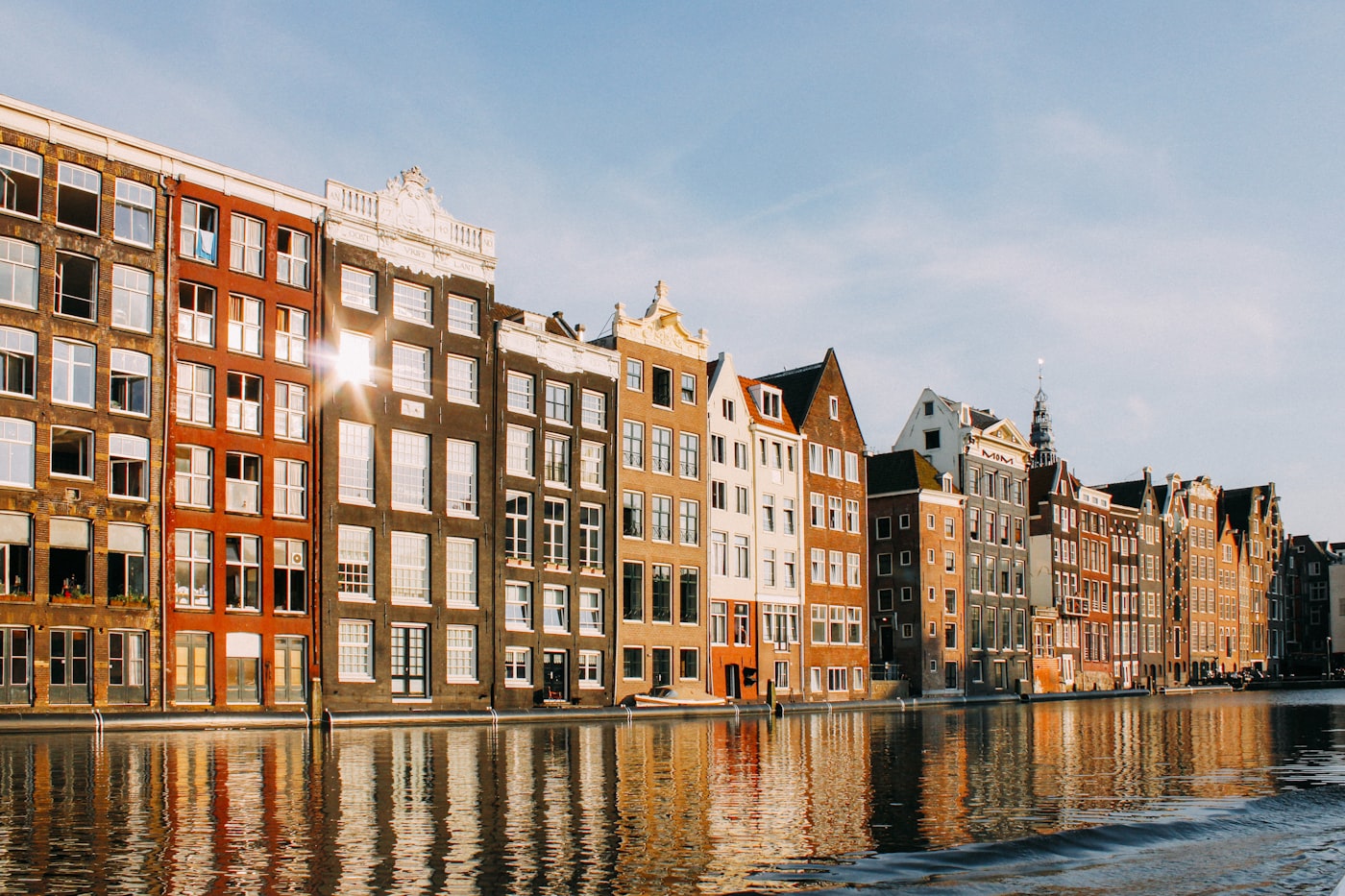 Gekleurde woonhuizen langs een Nederlandse gracht