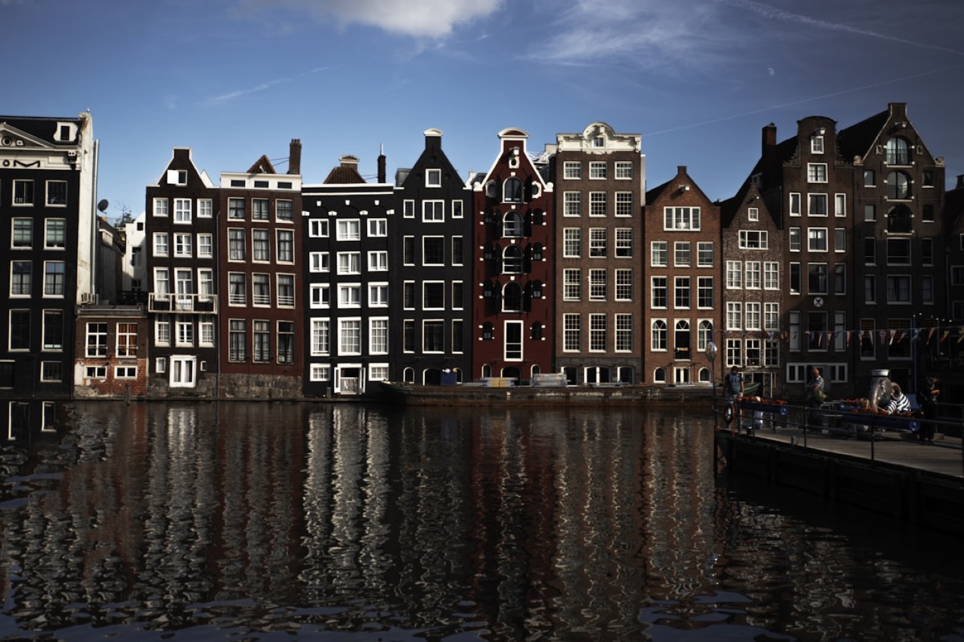 Rij gekleurde Nederlandse woonhuizen