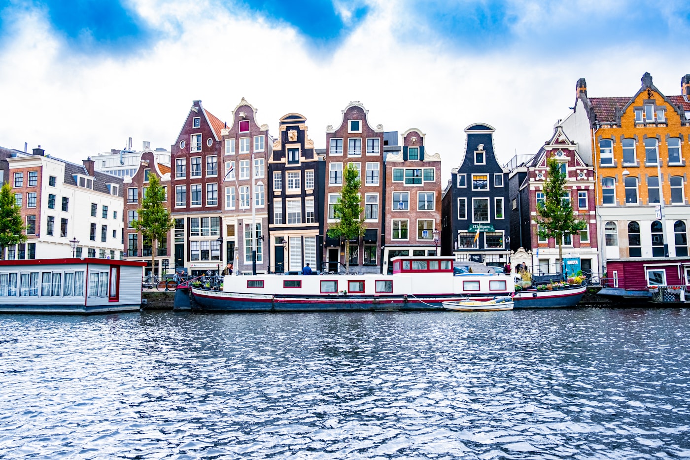 Witte woningen aan het water in een Nederlandse stad