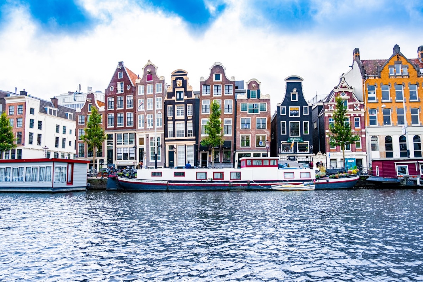 Woningen aan het water onder een blauwe lucht