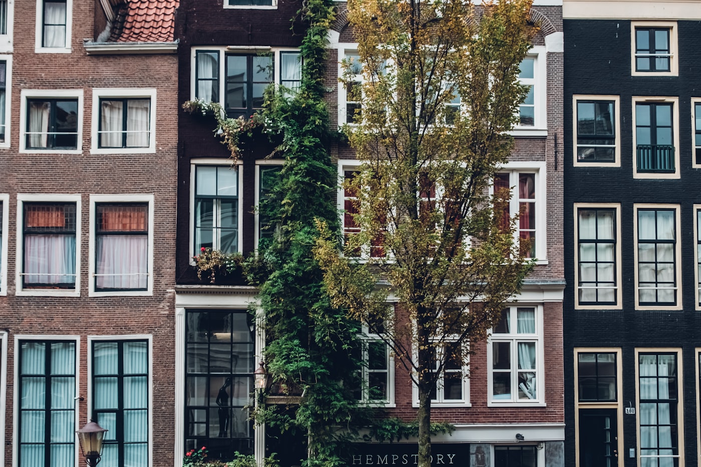 Geparkeerde fietsen voor een woonhuis in een Nederlandse straat