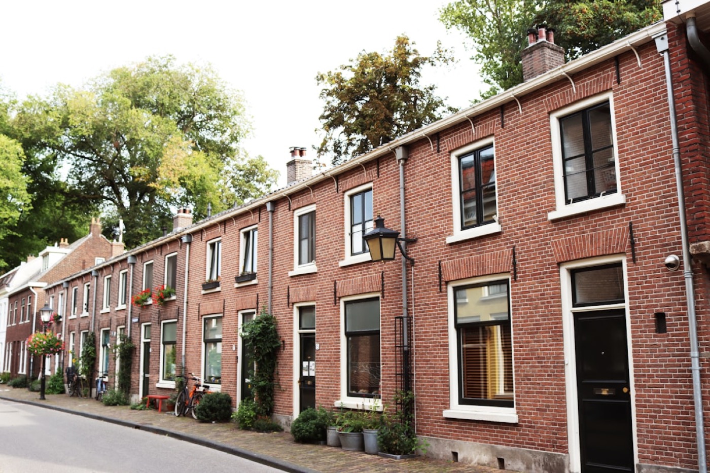 Nederlandse woningen aan een gracht