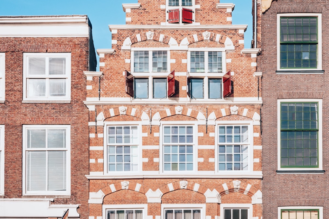 Nederlandse woning onder een blauwe lucht