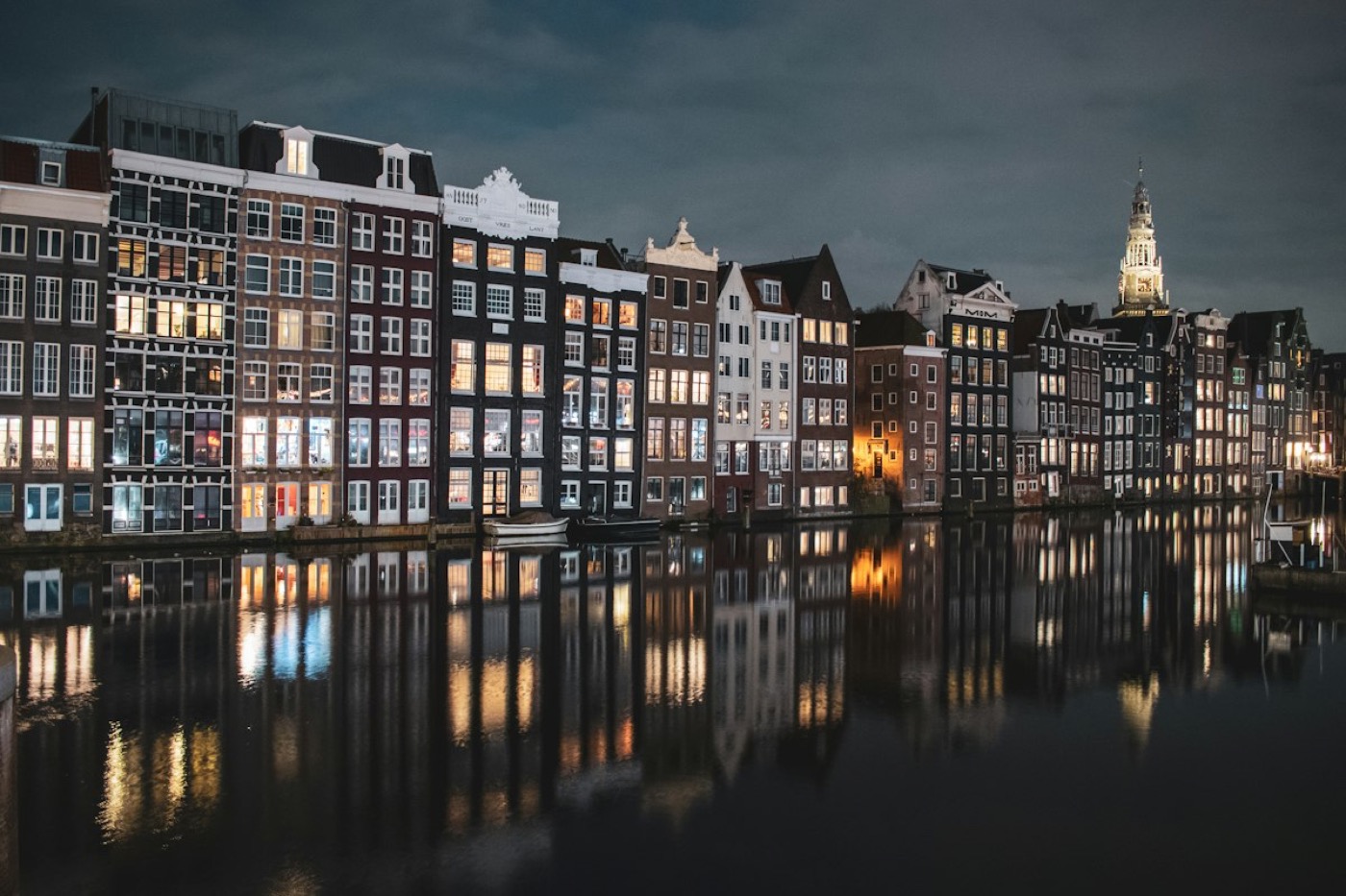 Nederlandse woningen aan het water in de avond