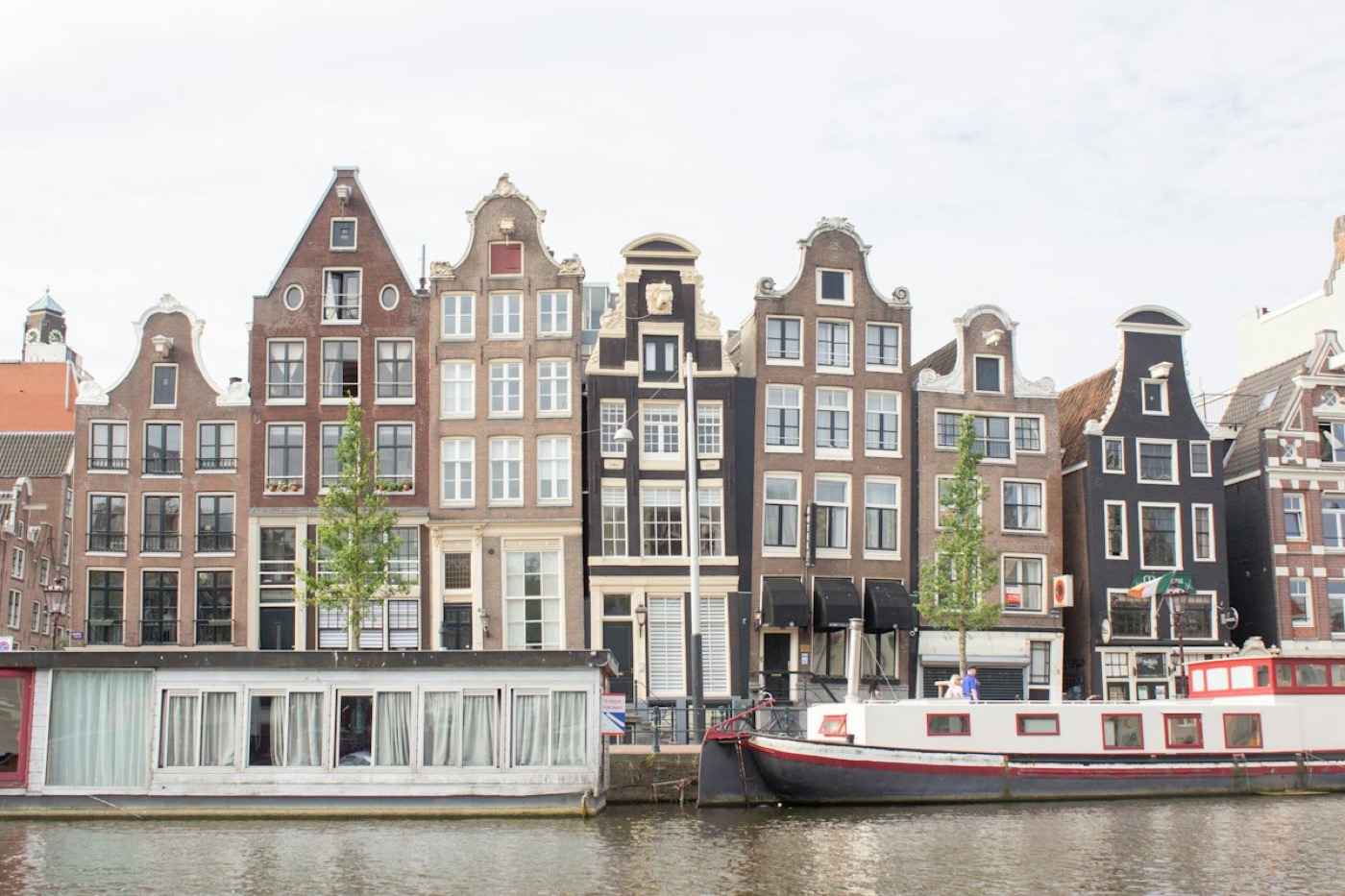 Rij Nederlandse huizen langs het water