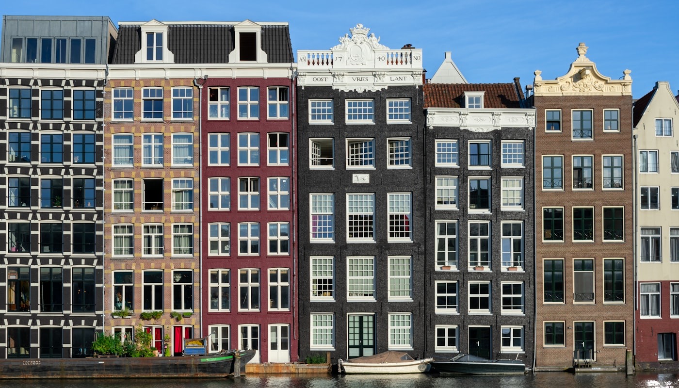 Rij traditionele Nederlandse huizen langs een gracht